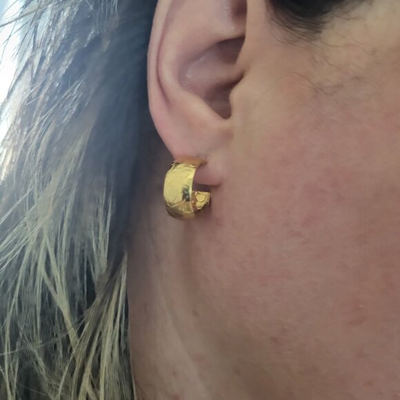 Elegant Gold Hoop Earrings - Picture 11 of 14